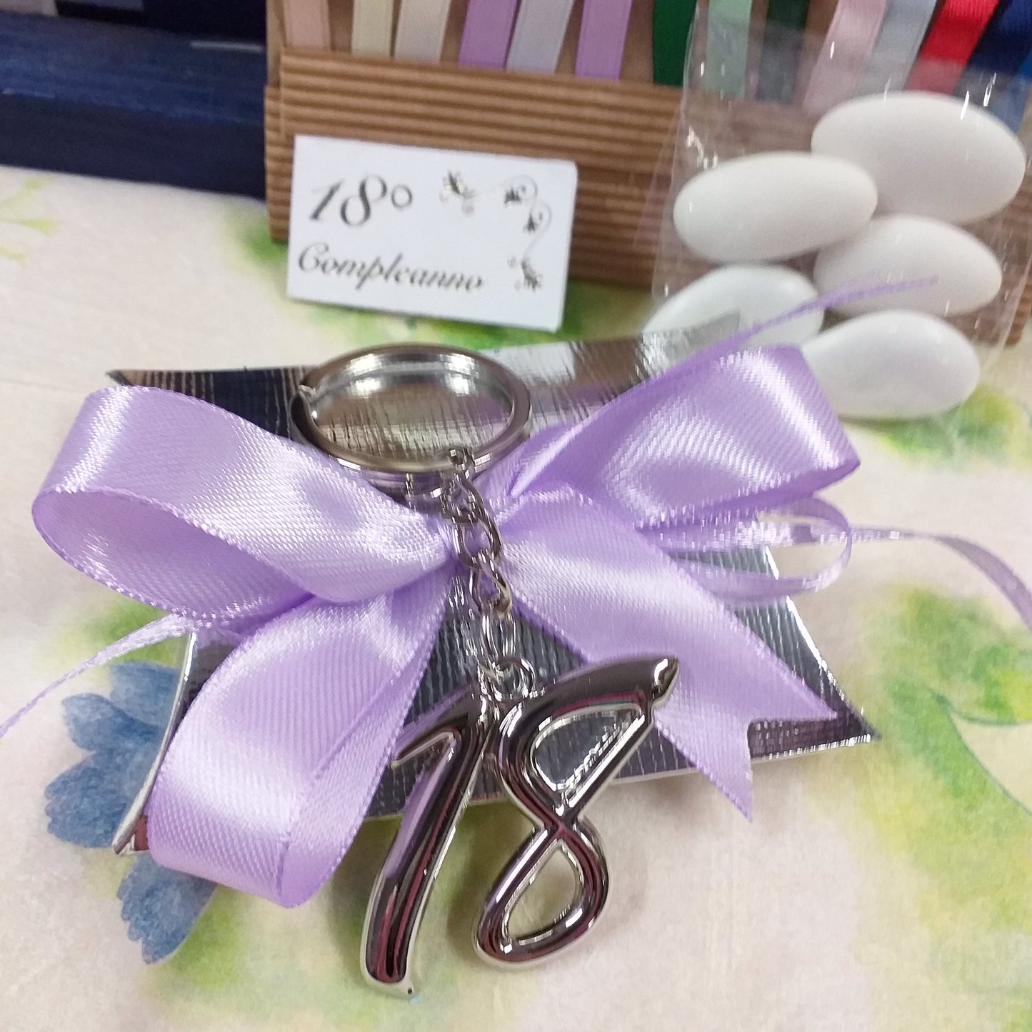 coccarda lilla-lavanda bustina cartoncino argento portachiavi metallo anello catenella numero 18 bomboniera diciottesimo compleanno confezionata o kit fai da te bigliettino nastro confetti