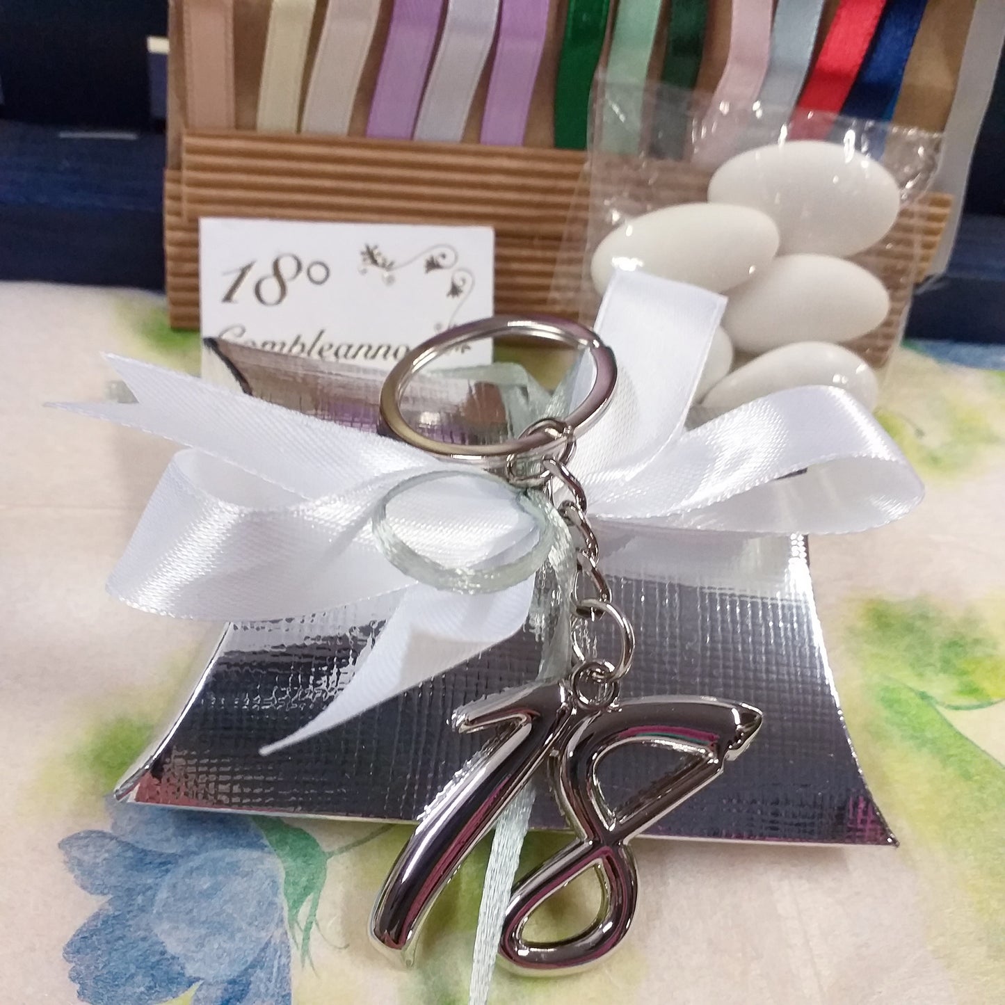 coccarda bianco grigio perla bustina cartoncino argento portachiavi metallo anello catenella numero 18 bomboniera diciottesimo compleanno confezionata o kit fai da te bigliettino nastro confetti
