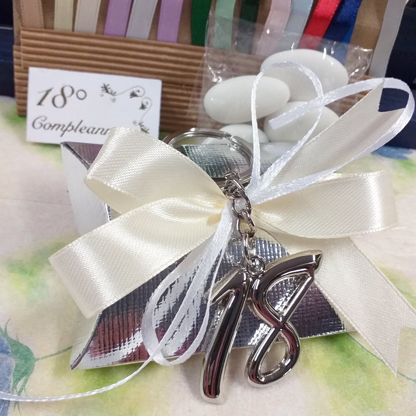 fiocco panna bianco ragazzo ragazza bustina cartoncino argento portachiavi metallo anello catenella numero 18 bomboniera diciottesimo compleanno confezionata o kit fai da te bigliettino nastro confetti