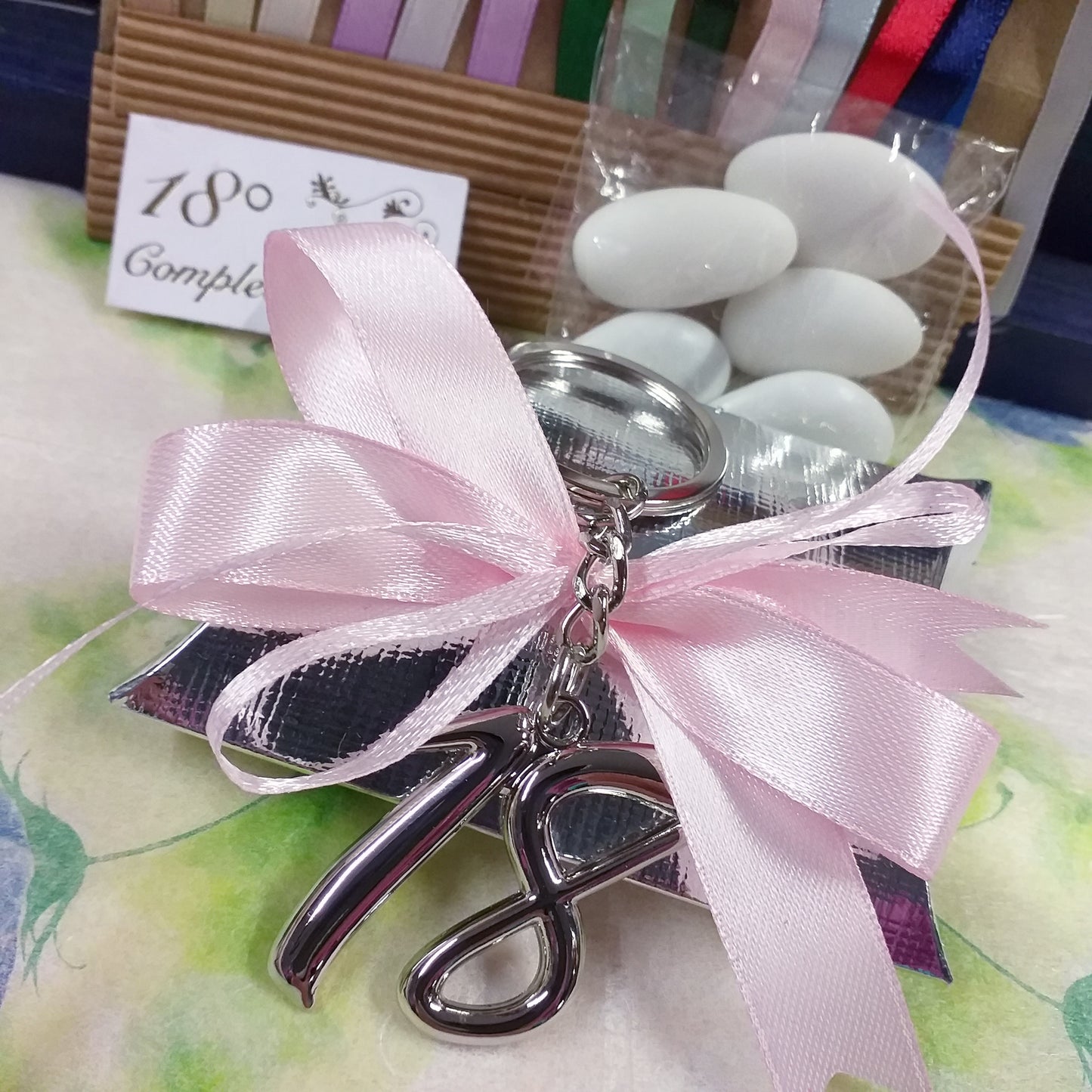 fiocchetto rosa pastello ragazza bustina cartoncino argento portachiavi metallo anello catenella numero 18 bomboniera diciottesimo compleanno confezionata o kit fai da te bigliettino nastro confetti