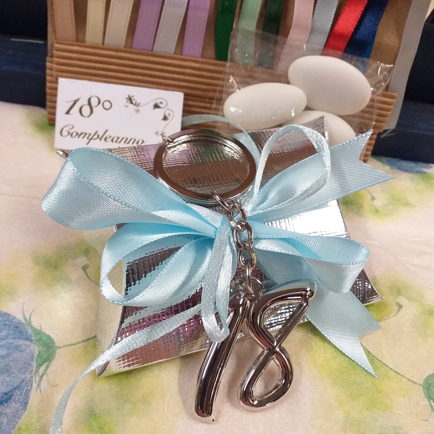 coccarda fiocco azzurro celeste bustina cartoncino argento portachiavi metallo anello catenella numero 18 bomboniera diciottesimo compleanno confezionata o kit fai da te bigliettino nastro confetti