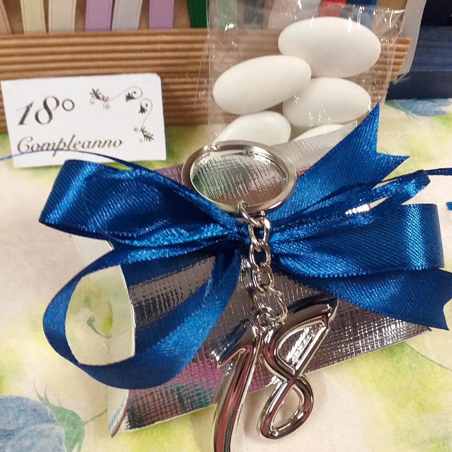 coccarda blu bustina cartoncino argento portachiavi metallo anello catenella numero 18 bomboniera diciottesimo compleanno confezionata o kit fai da te bigliettino nastro confetti