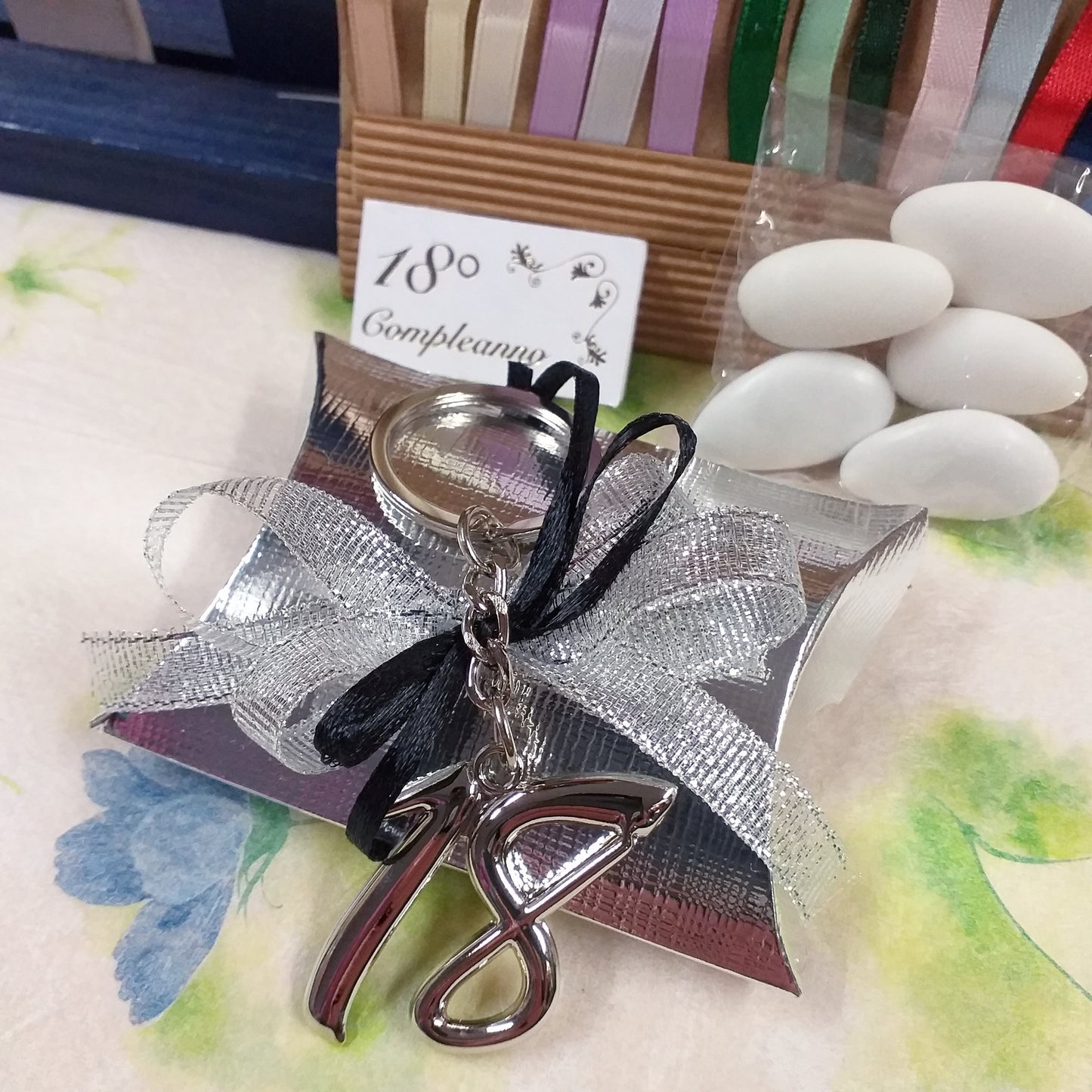 coccarda nero-argento bustina cartoncino argento portachiavi metallo anello catenella numero 18 bomboniera diciottesimo compleanno confezionata o kit fai da te bigliettino nastro confetti