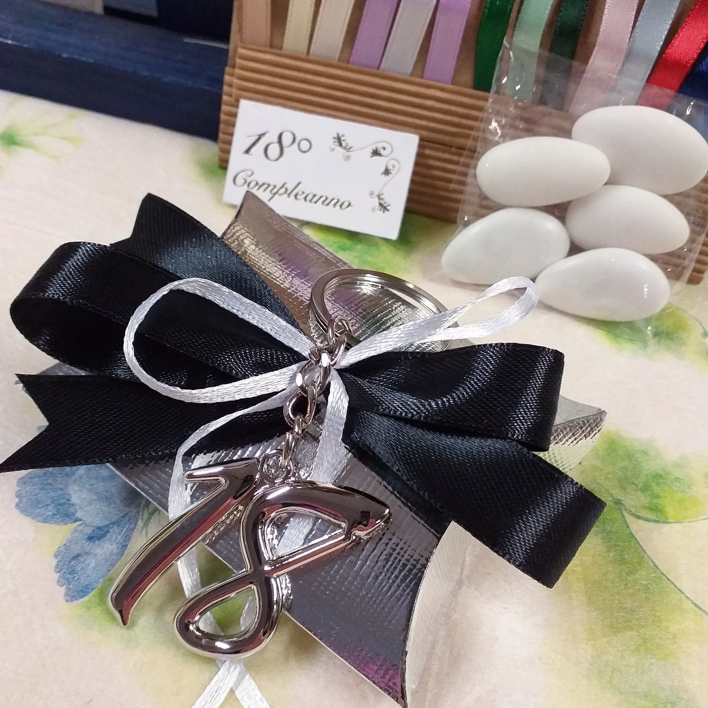 coccarda nero-bianco bustina cartoncino argento portachiavi metallo anello catenella numero 18 bomboniera diciottesimo compleanno confezionata o kit fai da te bigliettino nastro confetti