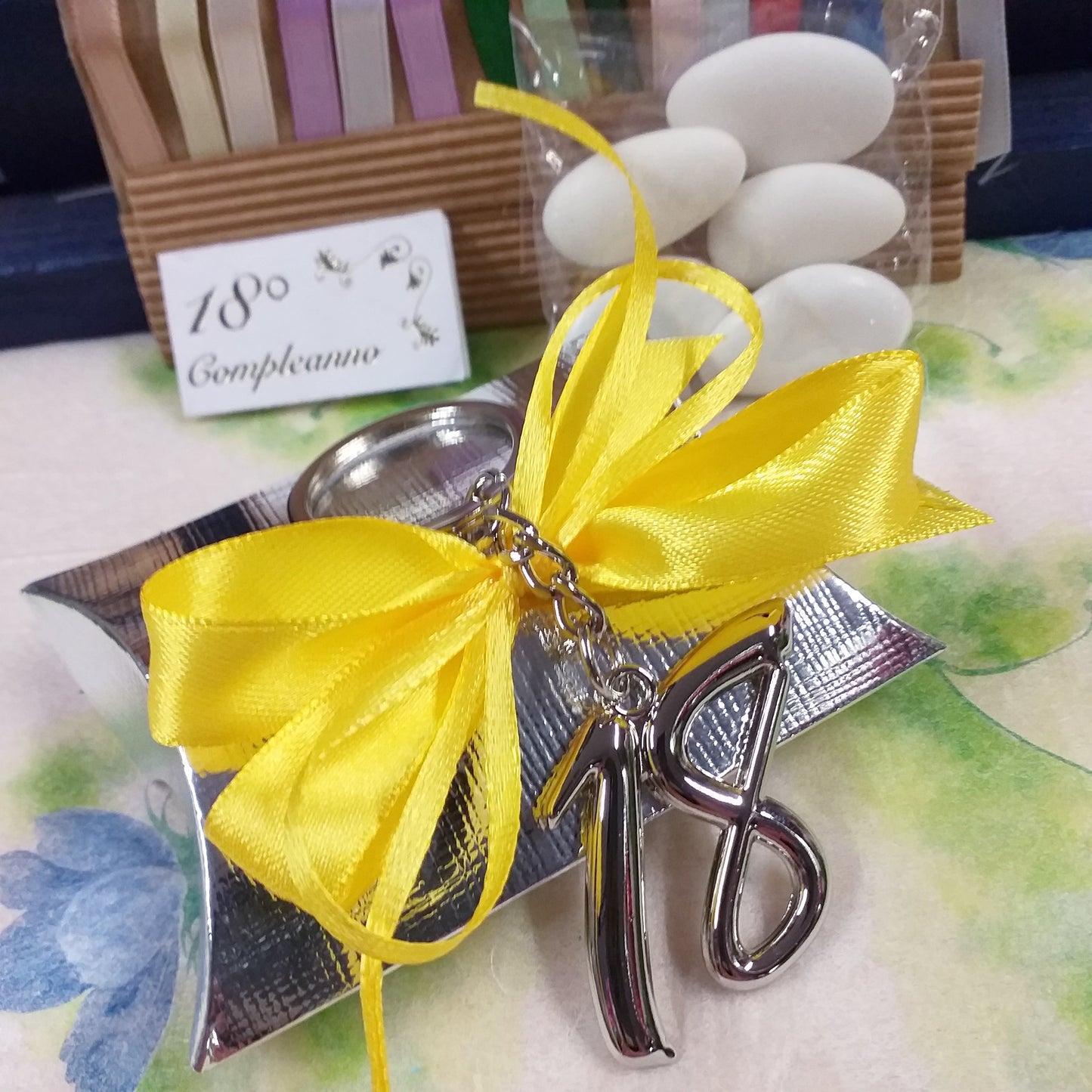 coccarda gialla bustina cartoncino argento portachiavi metallo anello catenella numero 18 bomboniera diciottesimo compleanno confezionata o kit fai da te bigliettino nastro confetti