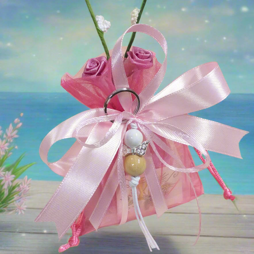 sacchetto confetti confezionato Prima Comunione Santa Cresima ragazza bambina femminuccia fucsia coccarda raso rosa mazzolino roselline velo di sposa portachiavi legno ali metallo artigianale angelo bianco e frassino angioletto artistico