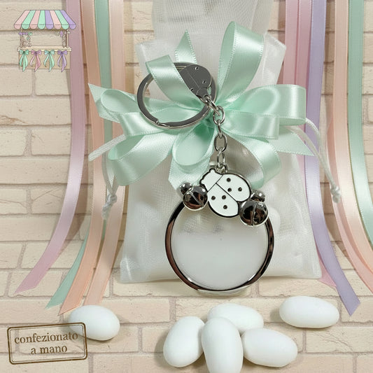 confezionato a mano nastro crema grigio perla o colori pastello sacchetto organza confetti portachiavi coccinelle smalto acciaio e disco con sabbia mobile cinetica bomboniera comunione cresima matrimonio laurea