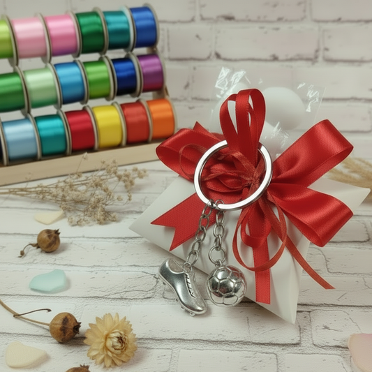 packaging nastro rosso per portachiavi di metallo scarpetta e pallone da calcio confezionato confetti bustina cartoncino coccarda colori italiani bigliettino ideale bomboniera segnaposto prima comunione santa cresima 18° compleanno laurea