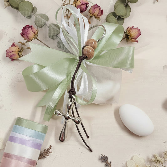 Comunione Cresima verde salvia shabby segnaposto bomboniera monoconfetto tulle organza ciuffo sacchettino con ampia coccarda di nastro e portachiavi Croce Tau resina colore argento