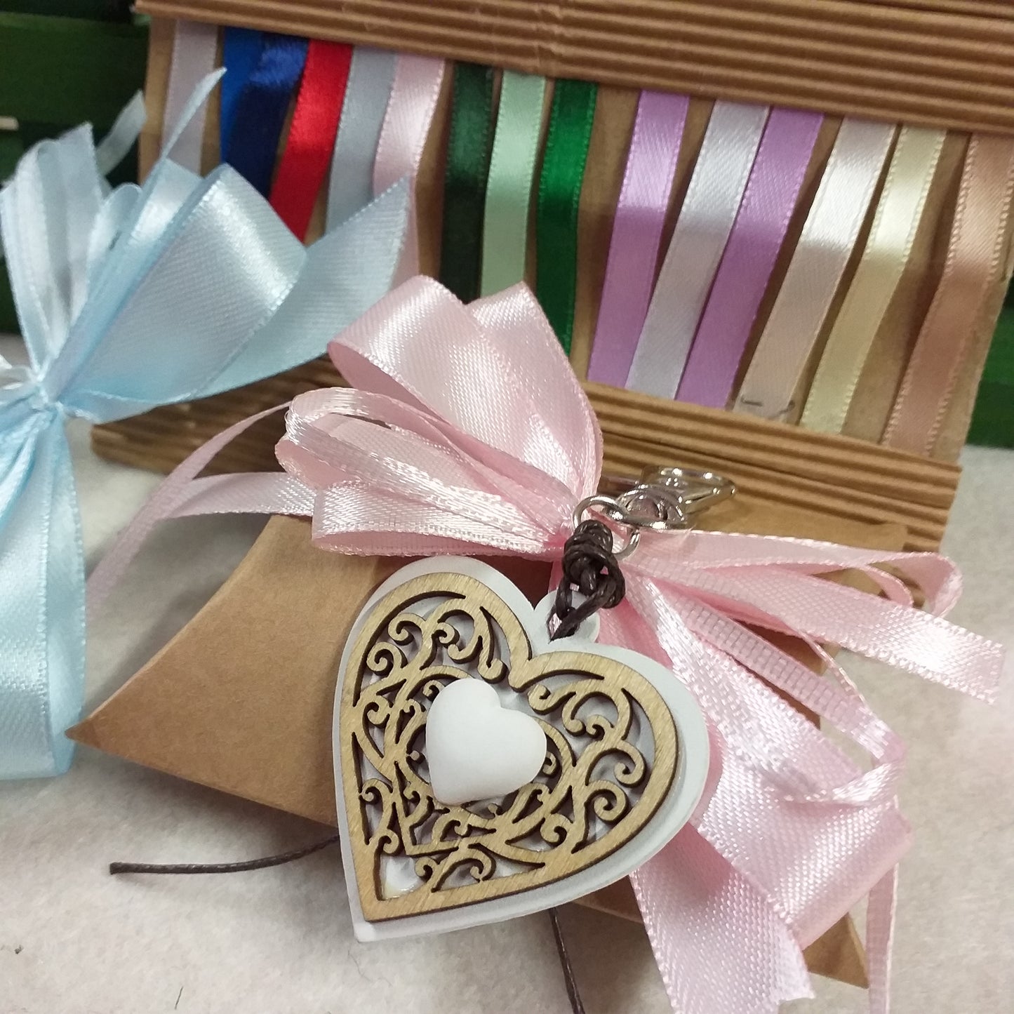 rosa e celeste bomboniera bustina portaconfetti avana kraft beige confezionata confetti portachiavi cuore legno gessetto moschettone cordino cerato