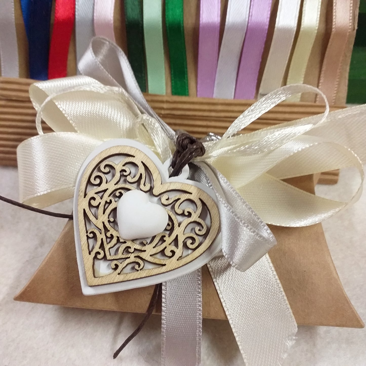 shabby packaging bomboniera bustina portaconfetti avana kraft beige confezionata confetti portachiavi cuore legno gessetto moschettone cordino cerato
