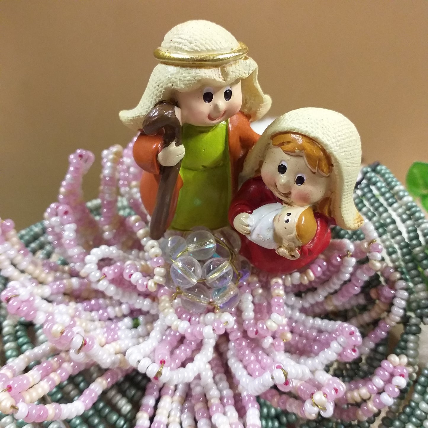 statuine colorate stile baby bambini gruppo Natività Giuseppe Maria Gesù Bambino miniatura ceramica artigianale etnico moderno originale idea ninfea perline bomboniera Battesimo natalizia chiudipacco regalo vetrinistica