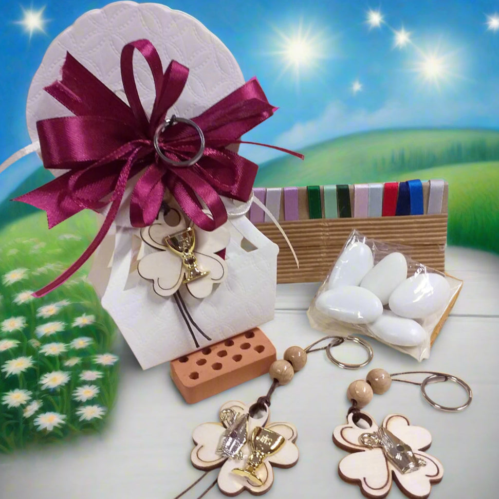 packaging in bordò e scatolina portaconfetti bomboniera mongolfiera bianca confezionata confetti bigliettino portachiavi legno portafortuna quadrifoglio simboli Prima Comunione Santa Cresima entrambi Calice Mitria colori nastrini