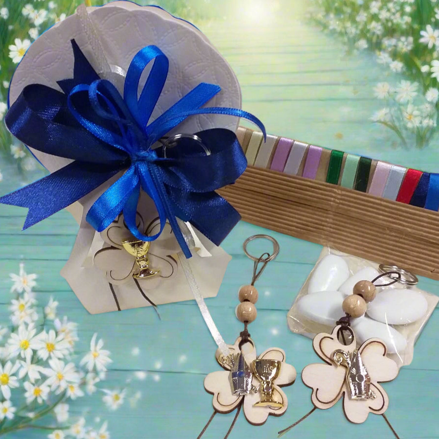 blu fiocchetto e scatolina portaconfetti bomboniera mongolfiera bianca confezionata confetti bigliettino portachiavi legno portafortuna quadrifoglio simboli Prima Comunione Santa Cresima entrambi Calice Mitria colori nastrini