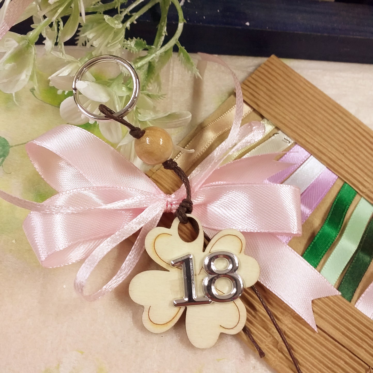rosa chiaro ragazza portachiavi legno green quadrifoglio applicazione 18 numero cordino perla segnaposto bomboniera ricordino gadget aprifesta