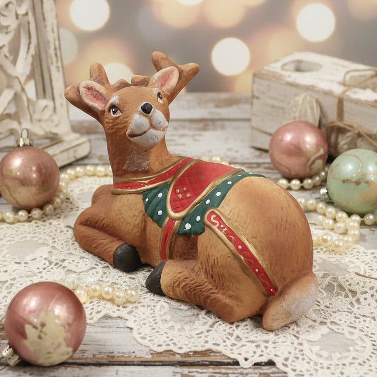 renna terracotta ceramica uso animali del bosco per decorazioni con Babbo Natale fai da te addobbi natalizi vetrine fondale nastro tessuto feltro vello bianco effetto neve