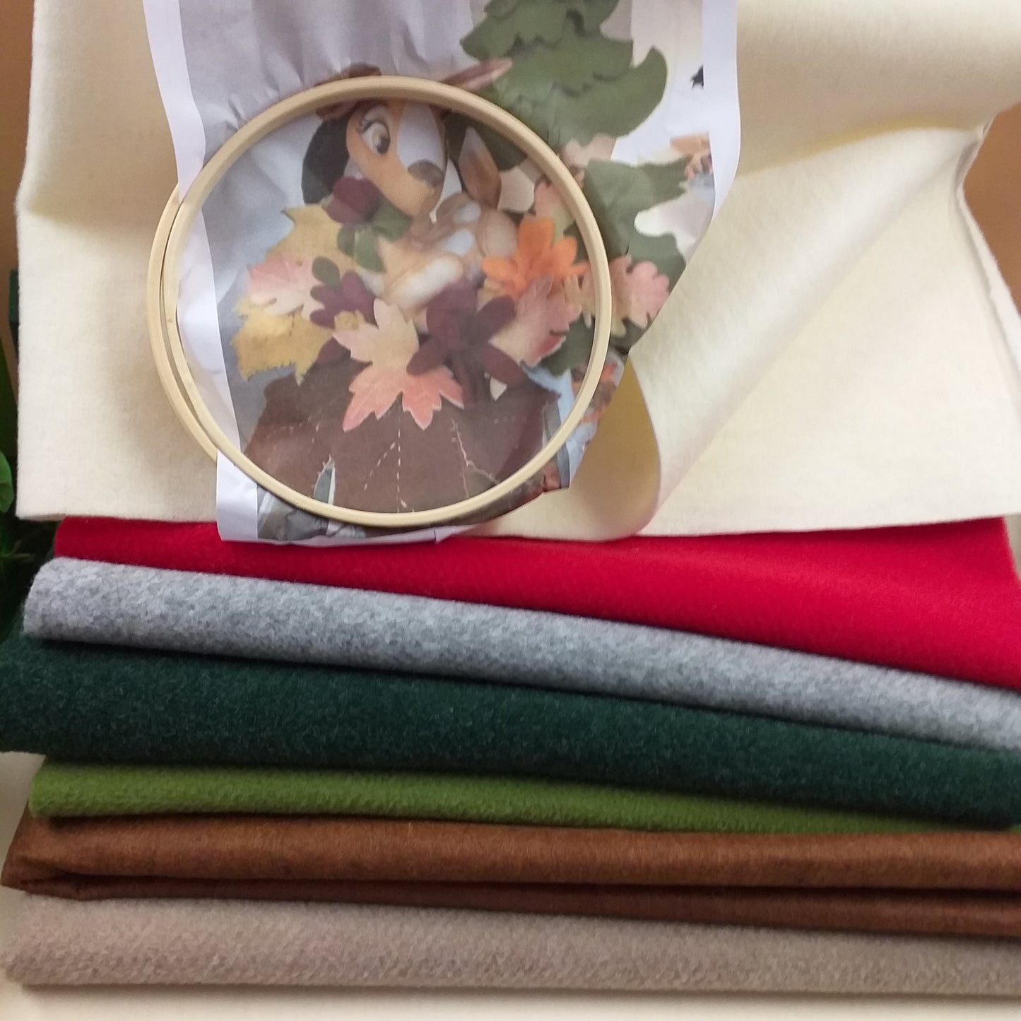 vetrina natalizia panna beige rosso grigio marrone verde colori Natale feltro modellabile Renkalik ecofelt riciclato stoffa tessuto termoformabile per tecnica stampi fiori centrotavola composizioni floreali centrotavola e fuoriporta albero foglie autunno