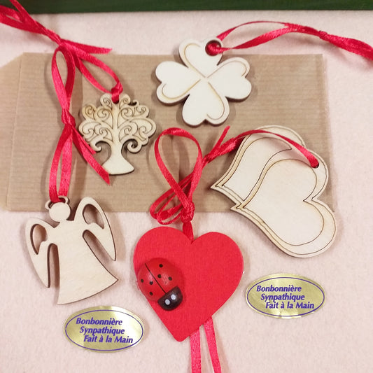 albero della vita quadrifoglio portafortuna doppio cuore angioletto cuore rosso coccinella bonbonnière sympatique fait a la main sticker personalizzazione tag legno applicazioni legnetti confezionati come gadget ricordino segnaposto bomboniera artigianale bustina tipo sacchetto del pane coccardina rossa