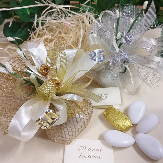sacchetti rete oro argento simboli applicazioni 50 e 25 anni rose dorate argentate velo da sposa nebbiolina bianca coccarda nastro lurex e raso confetti mandorla cioccolato bianchi dorati kit fai da te o confezionati bomboniere anniversario matrimonio