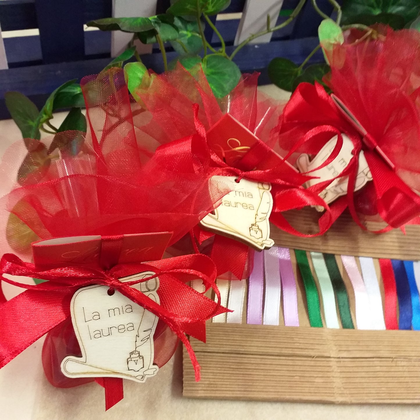 Sacchettini rossi laurea fai da te kit e confezionati confetti ciondolo pergamena legno segnaposto Italian bomboniere scelta colori nastri