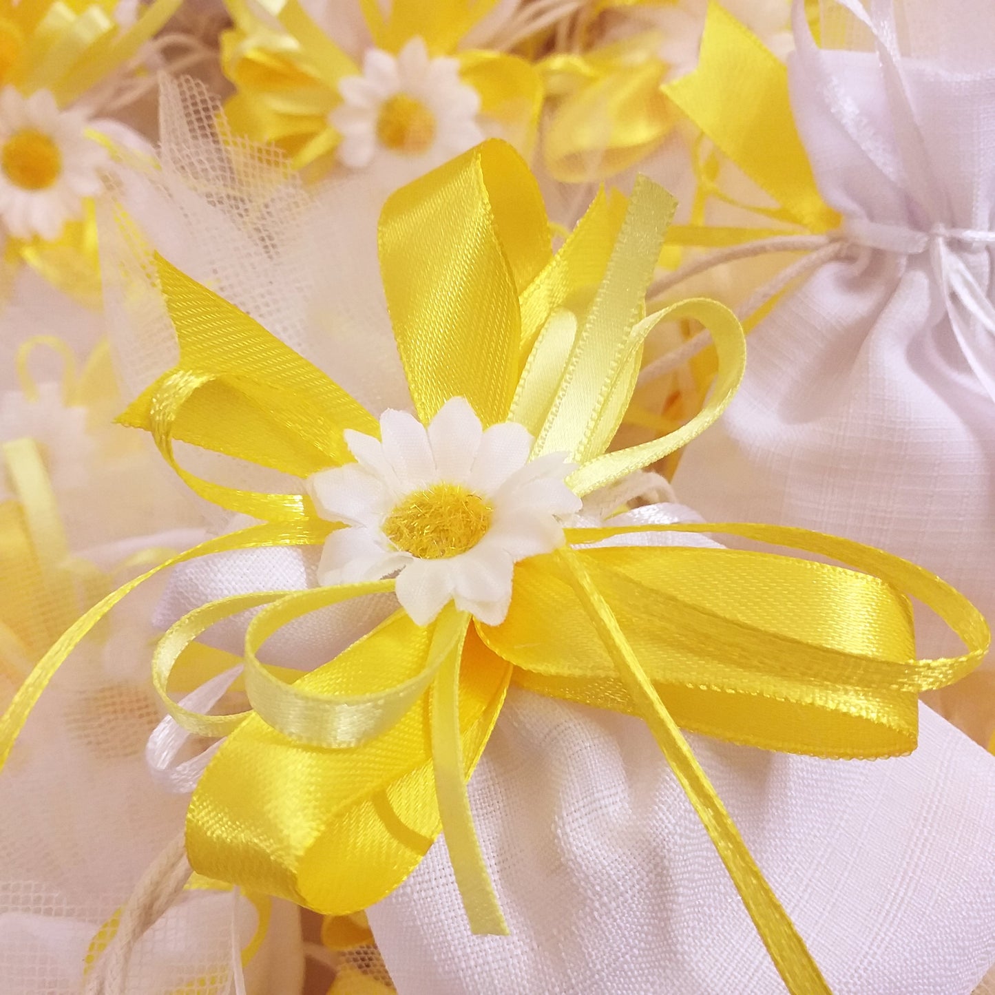 coccarda gialla del sacchetto bianco bomboniere margherita fiori decorazioni per fai da te portaconfetti con confetti matrimonio Battesimo Prima Comunione Santa Cresima