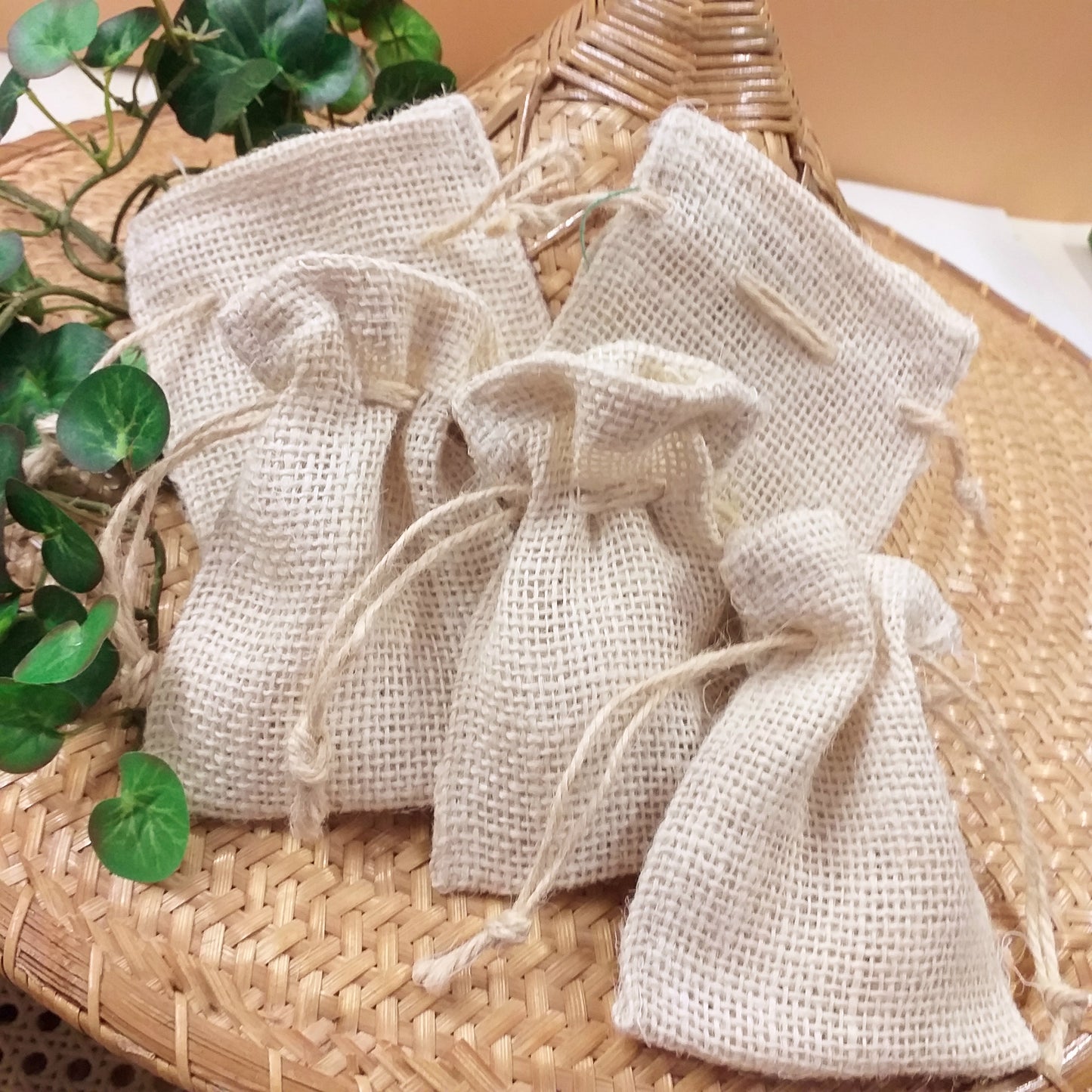 Sacchetti juta bianca portaconfetti portariso bomboniere fai da te con corda uso per confezionamento sacchettini matrimonio comunione laurea packaging enogastronomia semi di piante fiori secchi profumati