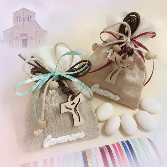 shop bomboniere portaconfetti sacchetti juta-cotone con applicazione gessetto scritta Comunione Cresima confezionato confetti bigliettino simboli collana corda marrone Croce Tau legno francescana perle e colori nastri