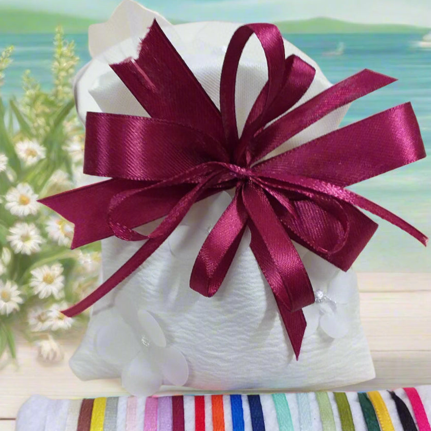 applicazione bordò su sacchetto bianco organza imbottito con fiori portaconfetti matrimonio comunione cresima coccarda fiocco nastro confezionato confetti o vendita in kit confezionamento fai da te uso portariso portalavanda bomboniere