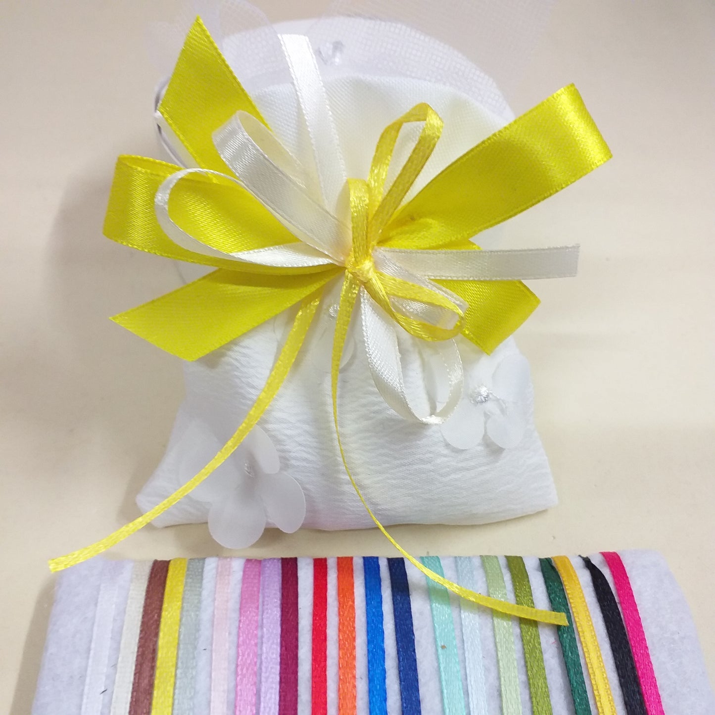 giallo e panna crema o altri colori sacchetto bianco organza imbottito portaconfetti matrimonio comunione cresima coccarda fiocco nastro confezionato confetti o vendita in kit confezionamento fai da te uso portariso portalavanda bomboniere