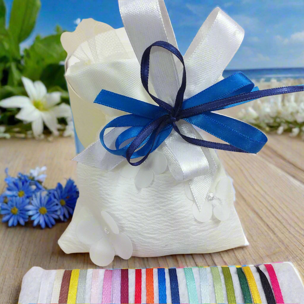 guarnizione bianco blu sacchetto bianco organza imbottito portaconfetti matrimonio comunione cresima coccarda fiocco nastro confezionato confetti o vendita in kit confezionamento fai da te uso portariso portalavanda bomboniere
