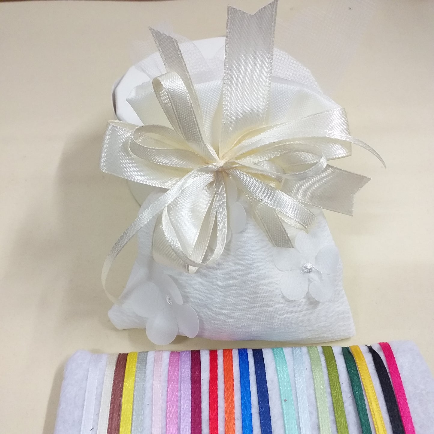 crema perla o altri colori sacchetto bianco organza imbottito portaconfetti matrimonio comunione cresima coccarda fiocco nastro confezionato confetti o vendita in kit confezionamento fai da te uso portariso portalavanda bomboniere