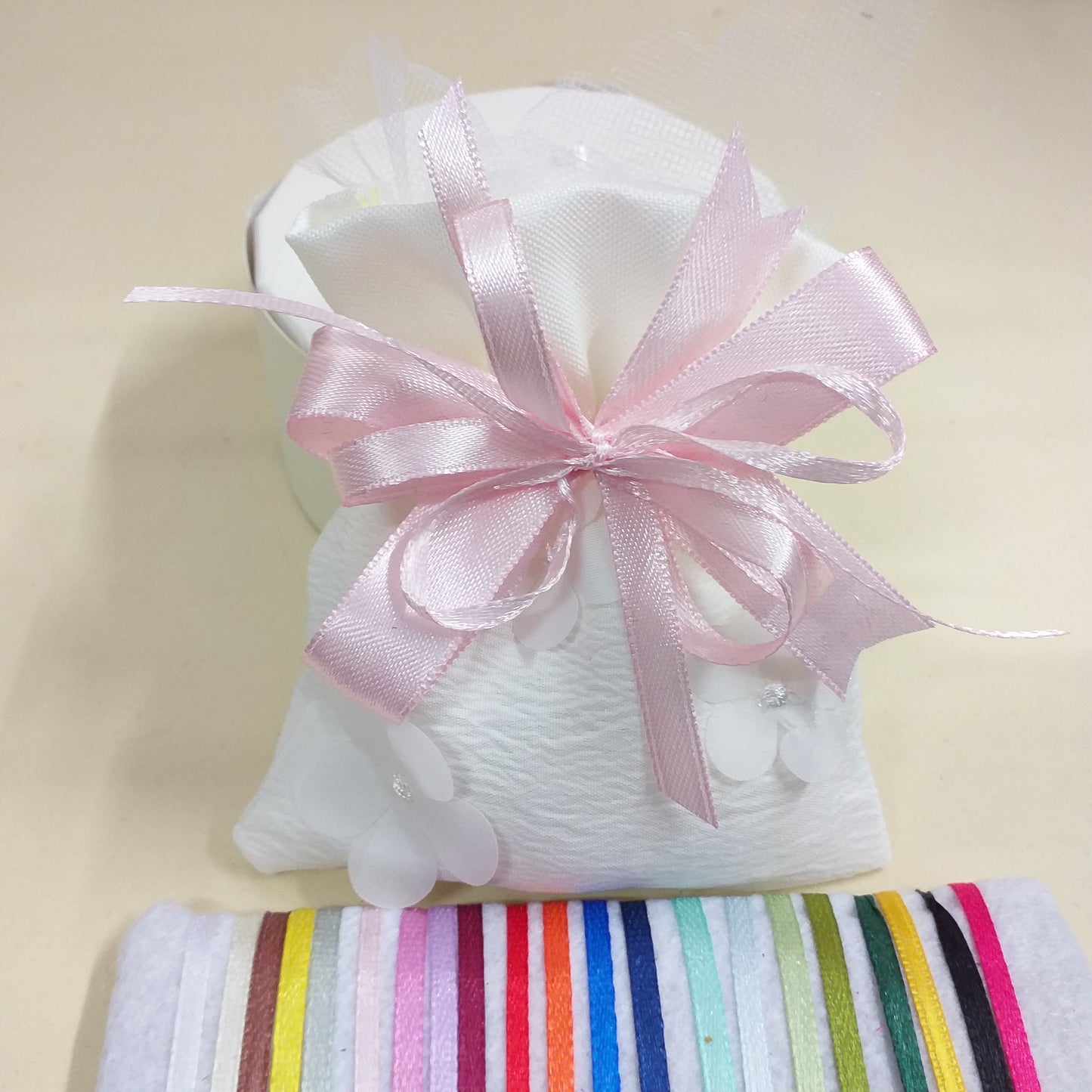 rosa bebè o altri colori sacchetto bianco organza imbottito portaconfetti matrimonio comunione cresima coccarda fiocco nastro confezionato confetti o vendita in kit confezionamento fai da te uso portariso portalavanda bomboniere