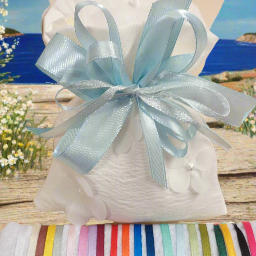bottoniera azzurra o altri colori sacchetto bianco organza imbottito portaconfetti matrimonio comunione cresima coccarda fiocco nastro confezionato confetti o vendita in kit confezionamento fai da te uso portariso portalavanda bomboniere
