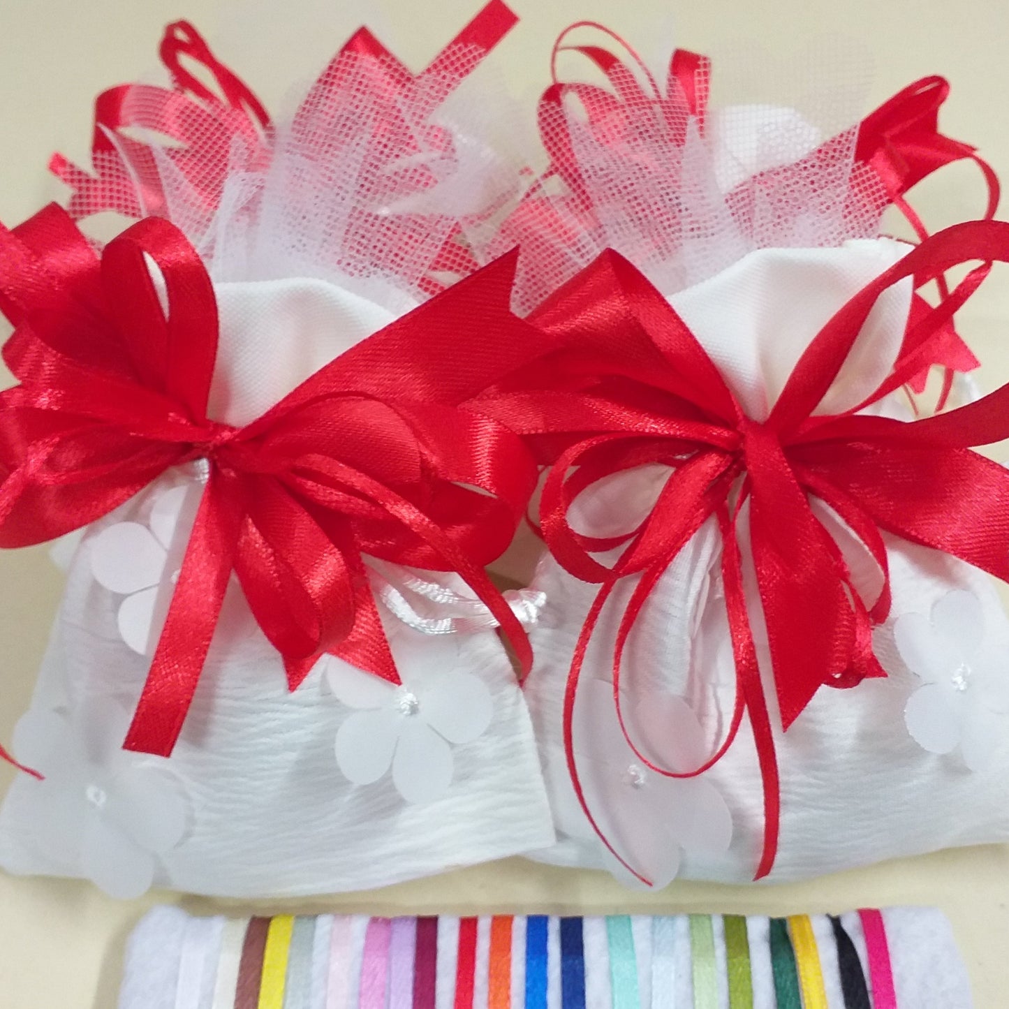 allestimento rosso sacchetto bianco organza imbottito portaconfetti matrimonio comunione cresima coccarda fiocco nastro confezionato confetti o vendita in kit confezionamento fai da te uso portariso portalavanda bomboniere