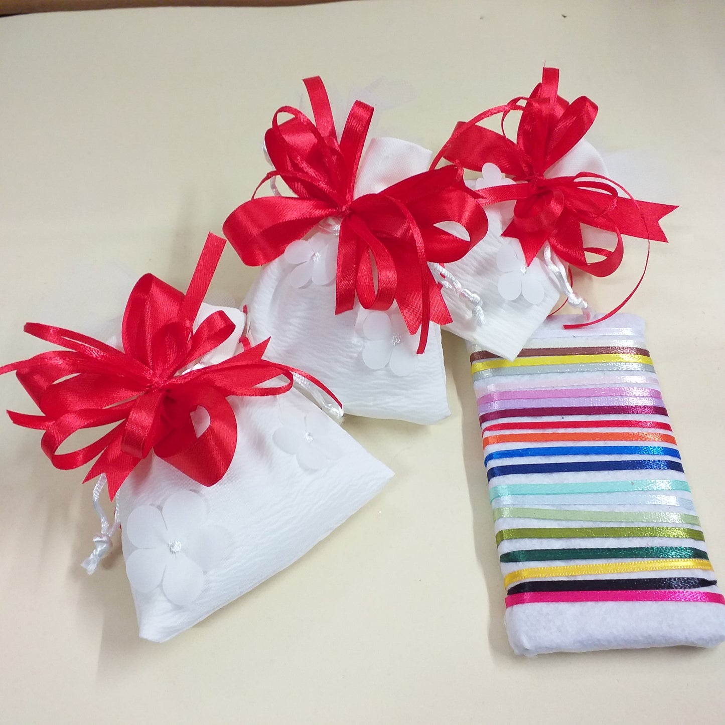rosso o altri colori sacchetto bianco organza imbottito portaconfetti matrimonio comunione cresima coccarda fiocco nastro confezionato confetti o vendita in kit confezionamento fai da te uso portariso portalavanda bomboniere