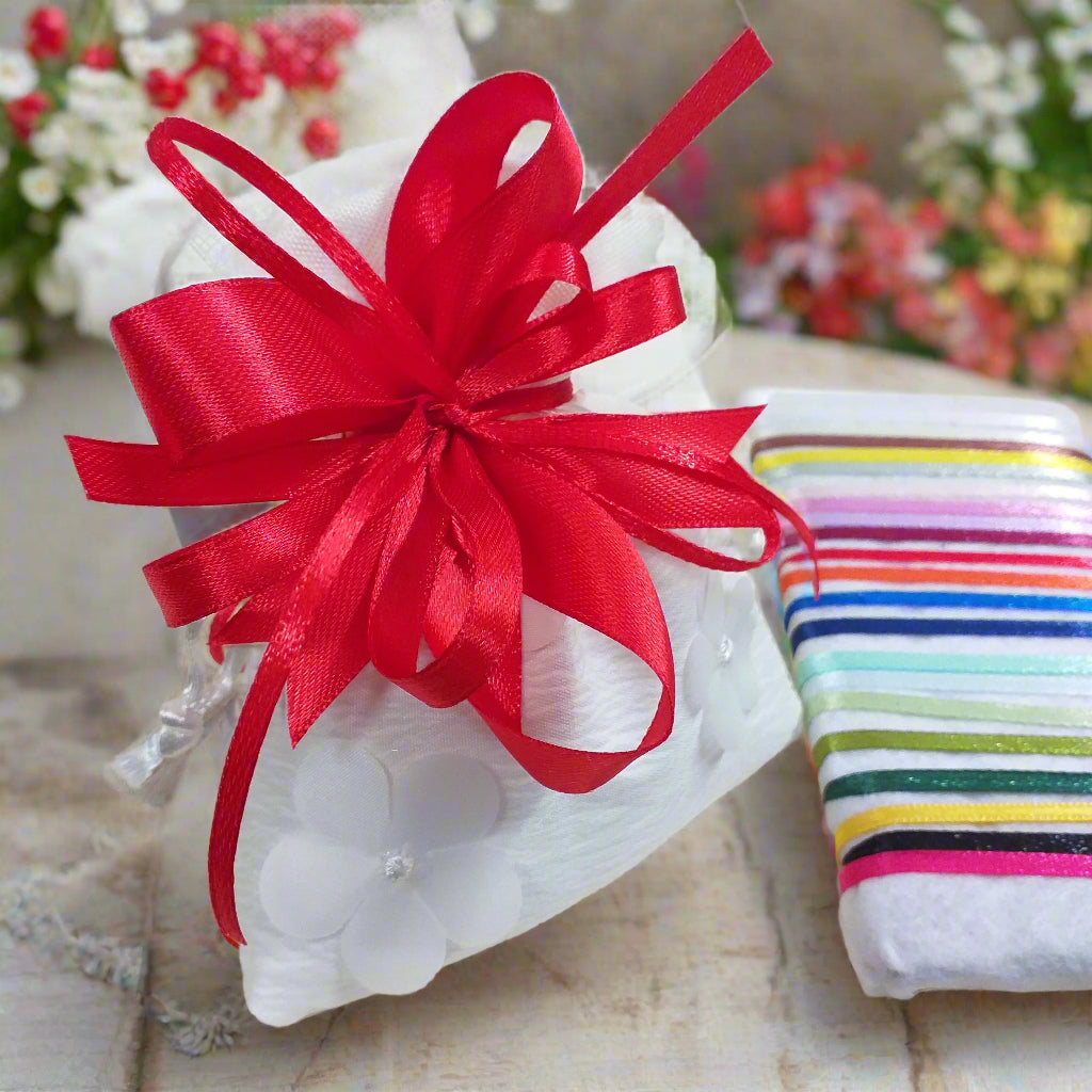 bottoniera rossa e sacchetto bianco organza imbottito portaconfetti matrimonio comunione cresima coccarda fiocco nastro confezionato confetti o vendita in kit confezionamento fai da te uso portariso portalavanda bomboniere