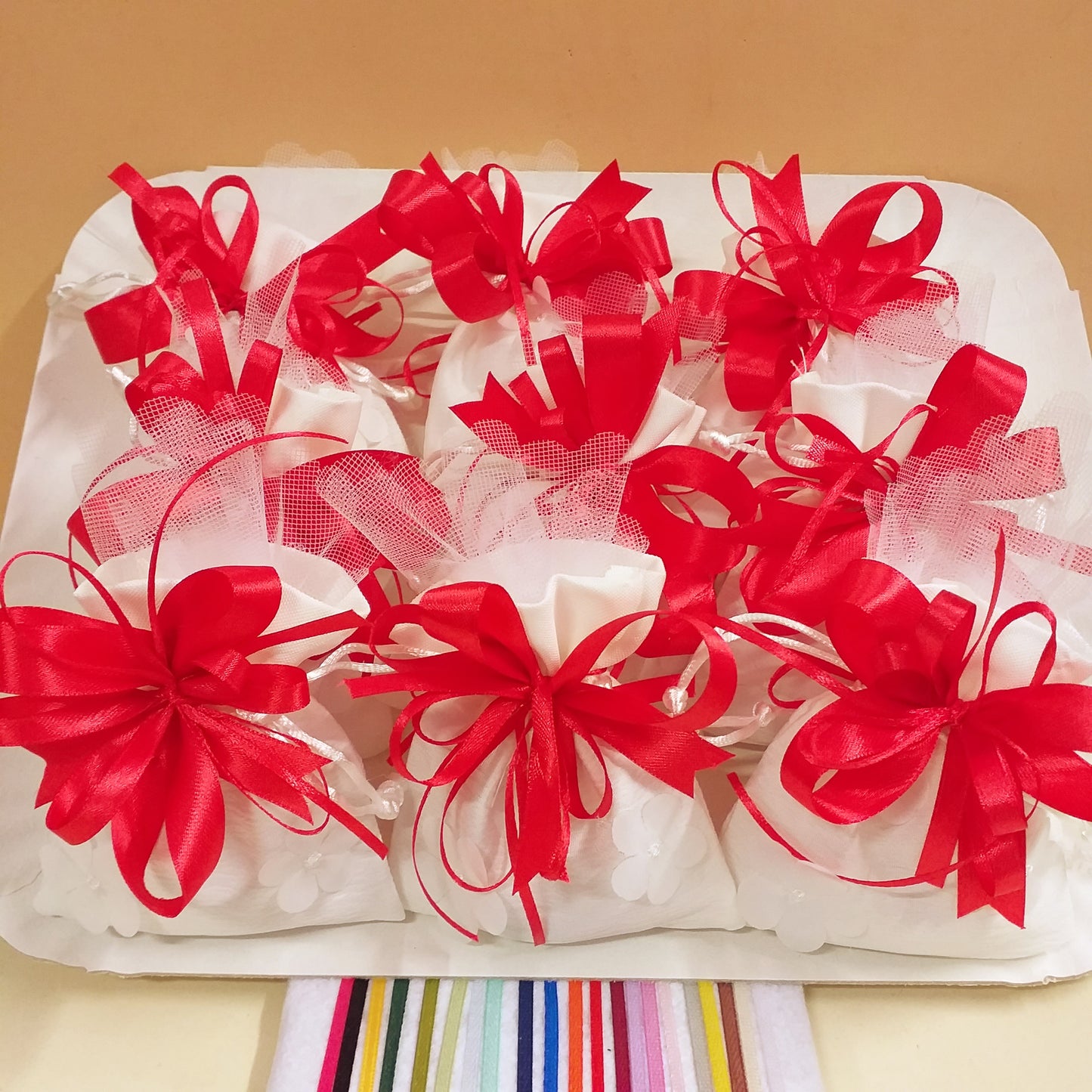 confettata colori sacchetto bianco organza imbottito portaconfetti matrimonio comunione cresima coccarda fiocco nastro confezionato confetti o vendita in kit confezionamento fai da te uso portariso portalavanda bomboniere