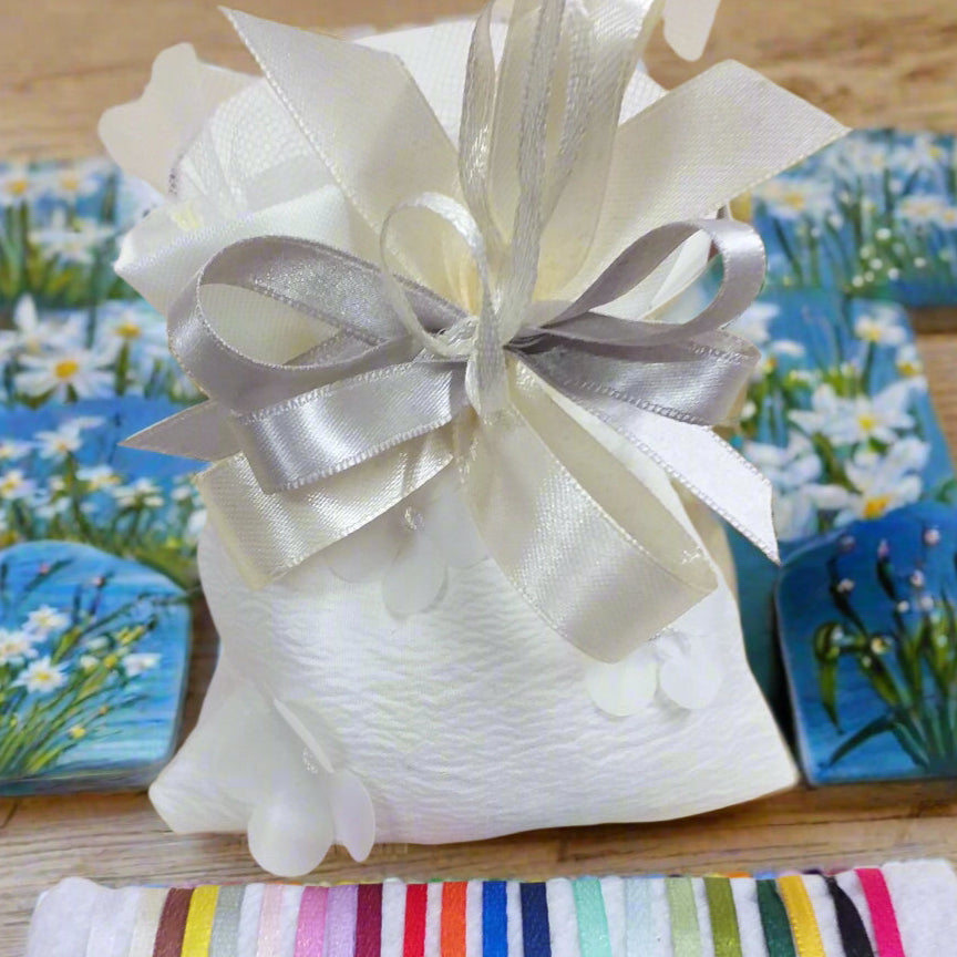 crema grigio perla o altri colori sacchetto bianco organza imbottito portaconfetti matrimonio comunione cresima coccarda fiocco nastro confezionato confetti o vendita in kit confezionamento fai da te uso portariso portalavanda bomboniere