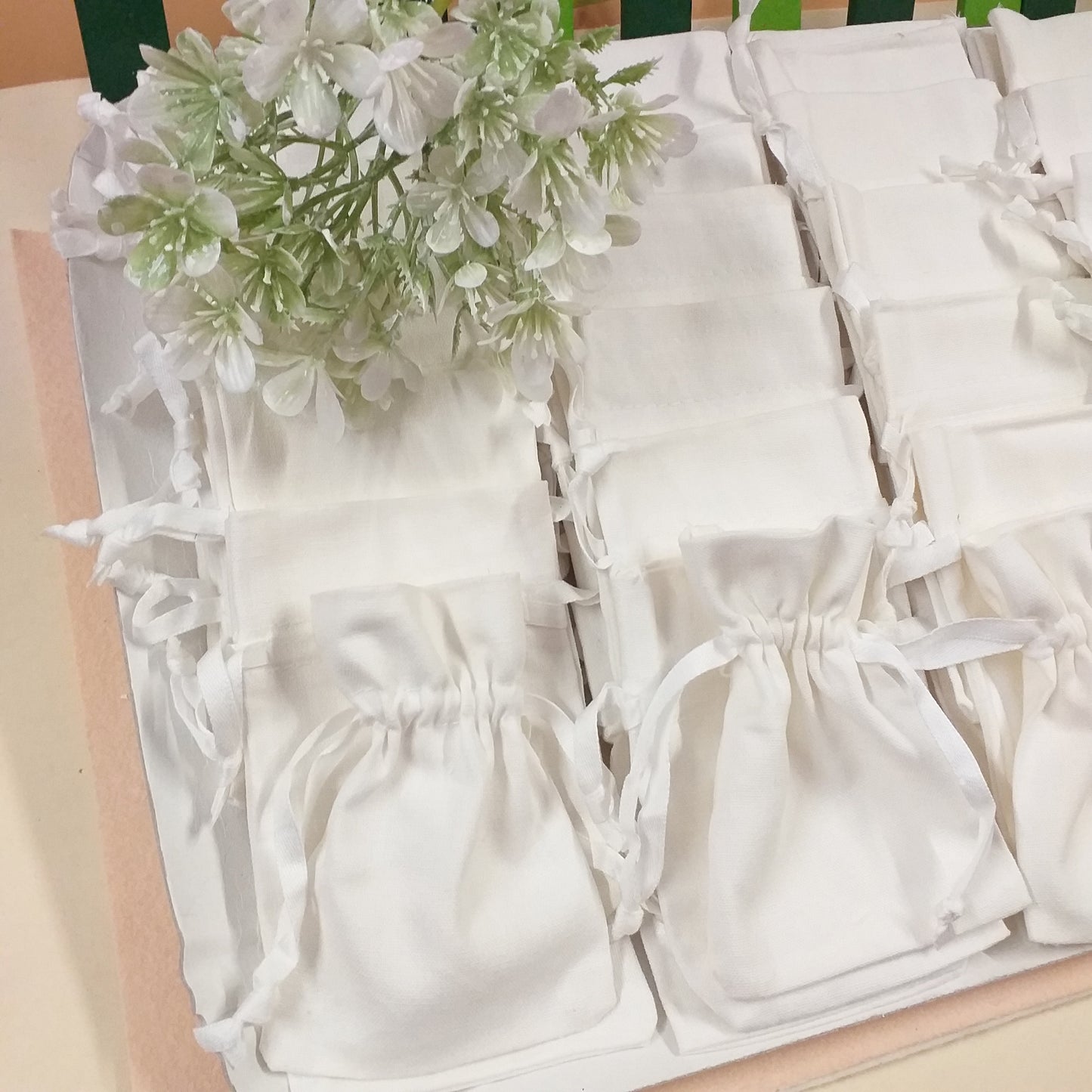 vetrina bustine economiche 9 x 12 cm di cotone sacchetti bianchi per confetti bomboniera di tessuto uso portaconfetti portalavanda con nastrino tirante portariso sposi matrimonio prima comunione