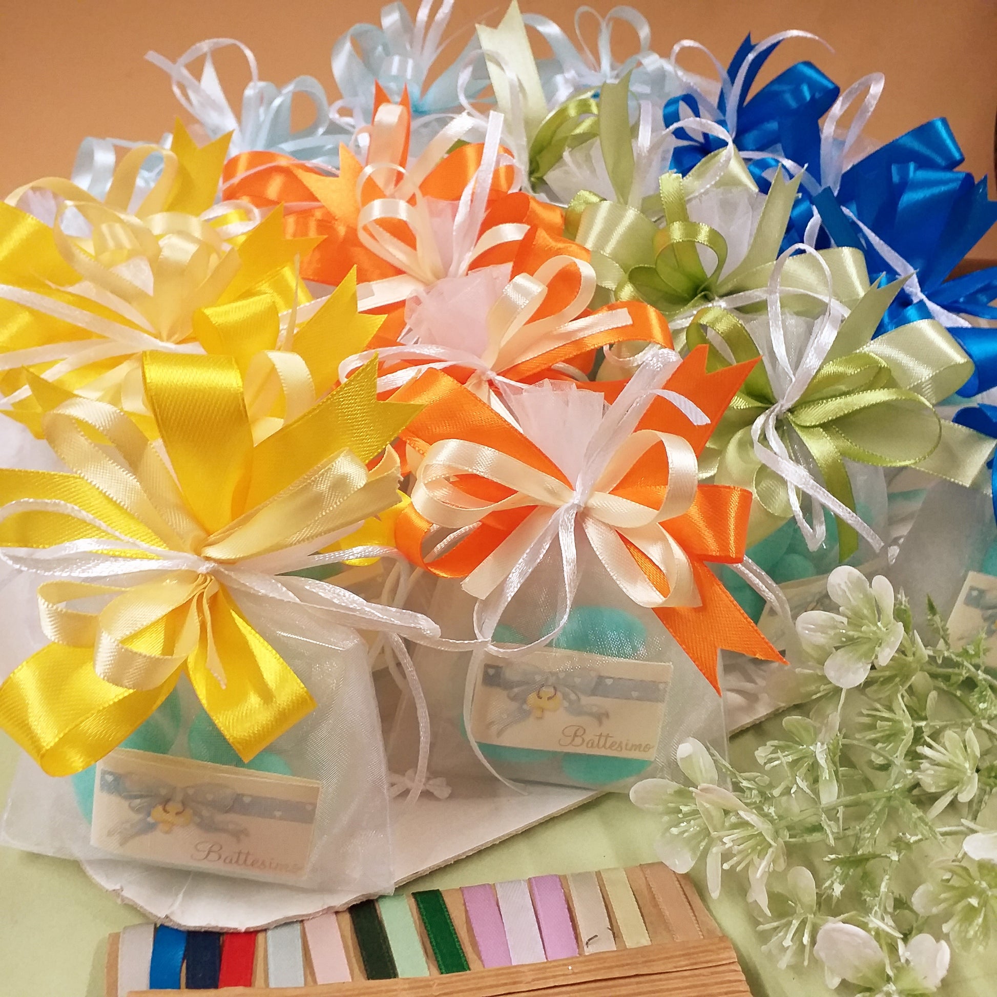 misto giallo arancio verde blu celeste bomboniere assortite coccarde scelta colori bustine organza sacchetti portaconfetti bianchi confezionati 5 confetti italiani bigliettino matrimonio anniversario nozze compleanno cresima comunione battesimo