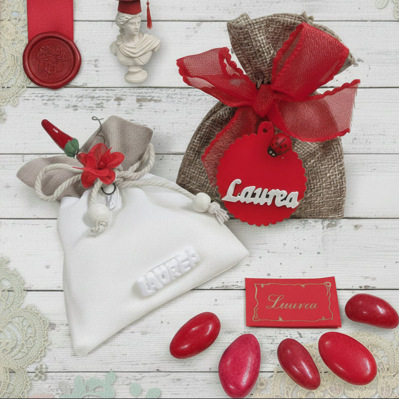 Bomboniere sacchettini juta bianca rustica grezza particolare originale per laurea fai da te e confezionato ciondolo legnetto applicazione tag legno scritta coccinella nastro coccarda confetti bigliettino o gessetto fiore peperoncino