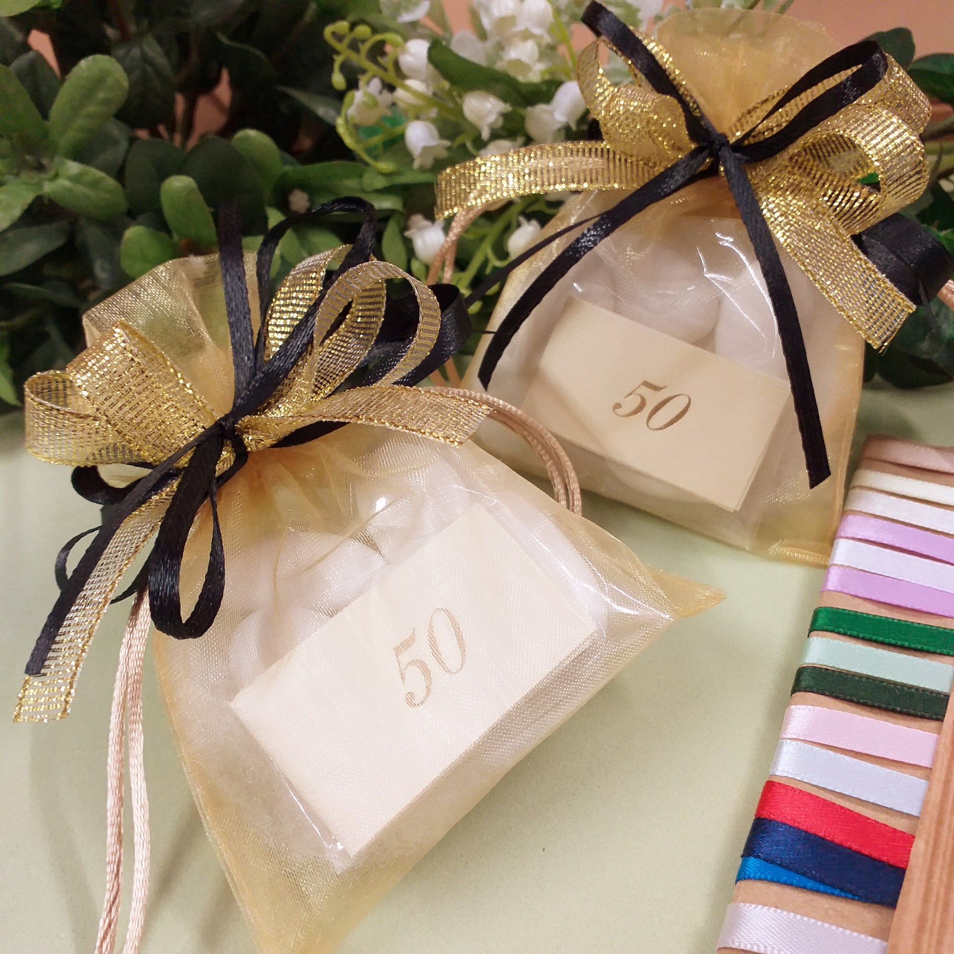 colore oro-nero bustina organza di sacchetti portaconfetti confezionati 5 confetti bigliettino per anniversario matrimonio 50 anni nozze oro o compleanno cinquantesimo