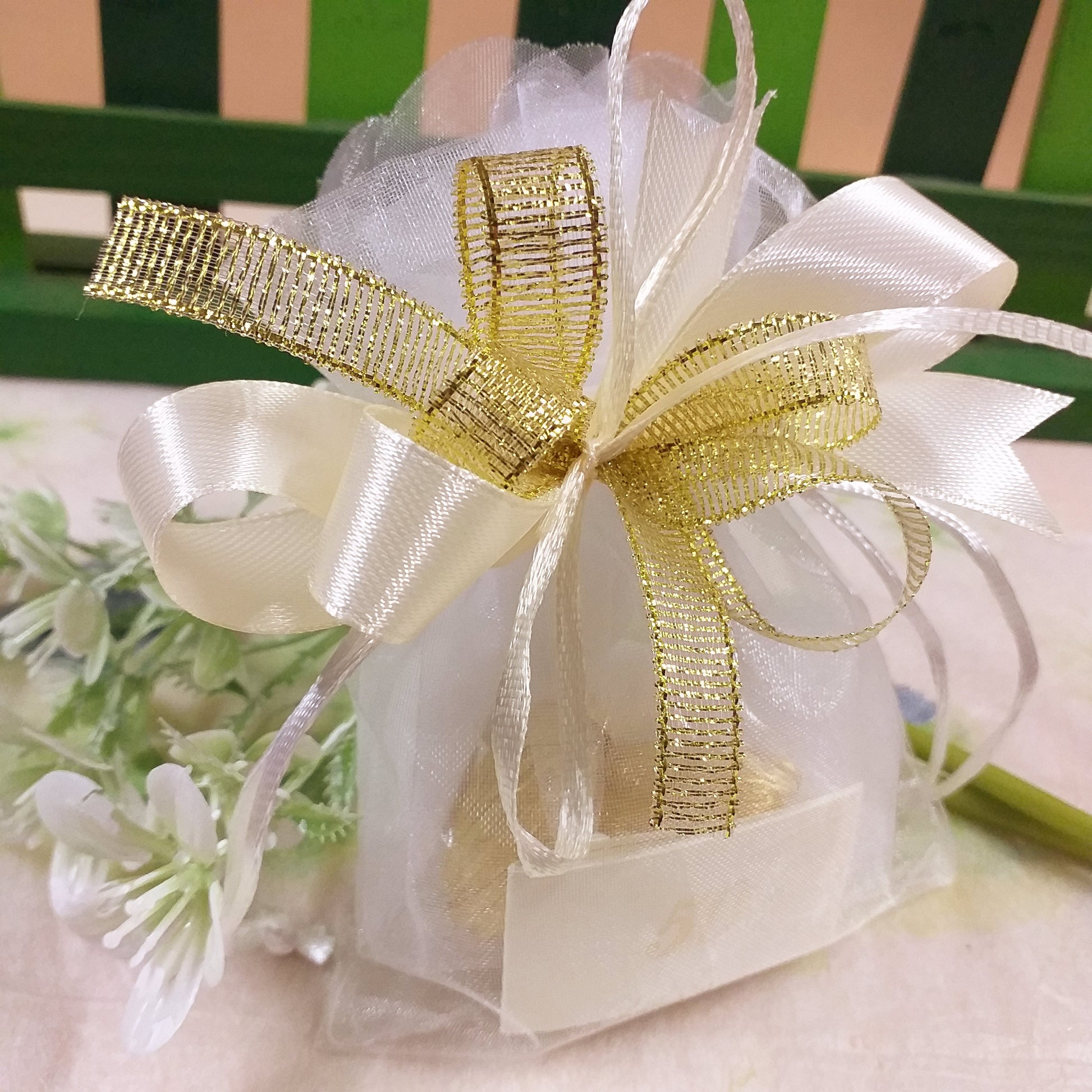 bianco panna oro bustina organza di sacchetti portaconfetti confezionati 5 confetti bigliettino per nozze oro anniversario matrimonio cinquantesimo compleanno 50 anni