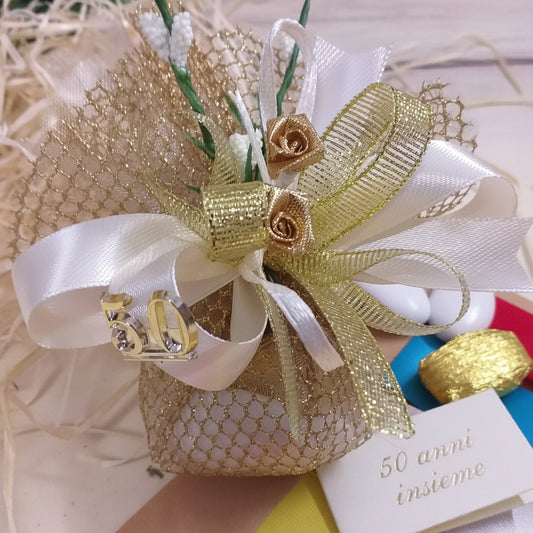 sacchettino rete oro simboli applicazioni 50 anni insieme rose dorate velo da sposa nebbiolina bianca coccarda nastro lurex e raso confetti mandorla cioccolato bianchi dorati kit fai da te o confezionati bomboniere anniversario matrimonio