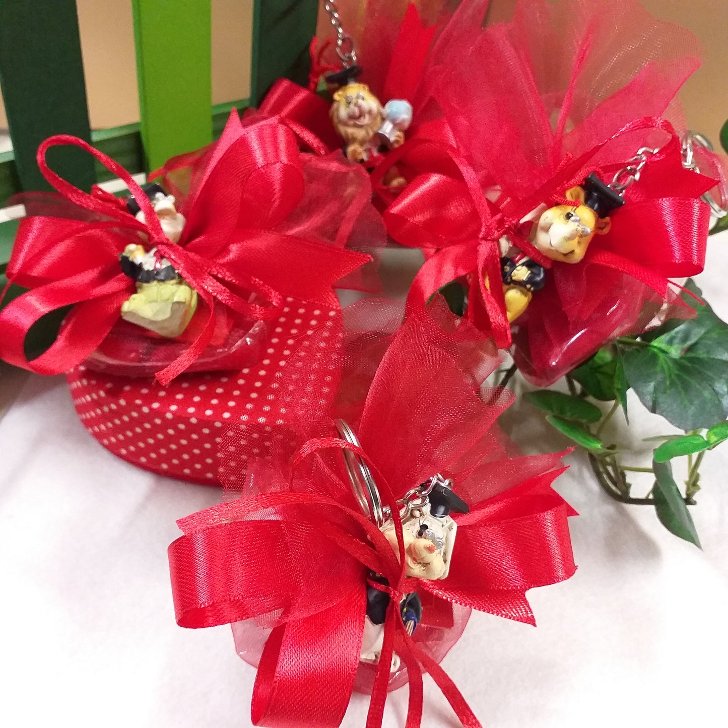 leoncino tartaruga gattino italian bomboniera laurea sacchetto rosso confezionato confetti ricordino portachiavi oggetto spiritoso portafortuna animaletto tocco cappello nappina rossa