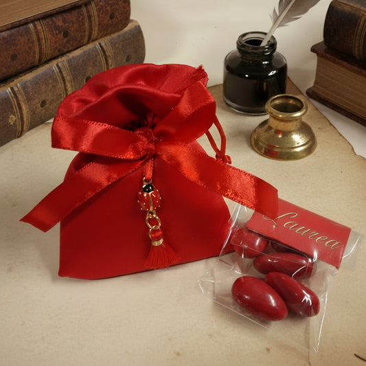 idee originali come confezionare portaconfetti laurea bomboniere sacchettino di raso rosso con ciondolo coccinella portafortuna nappina e confetti mandorla rossi, simboli grafici vintage