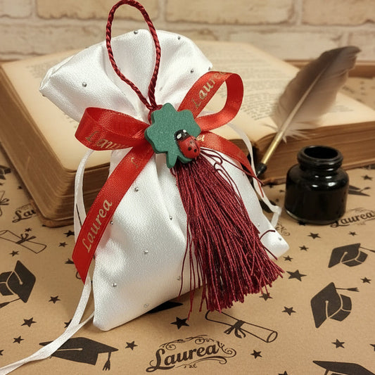 idee originali come confezionare portaconfetti laurea bomboniere sacchettino di raso bianco con ciondolo coccinella portafortuna nappina e confetti mandorla rossi, simboli grafici vintage