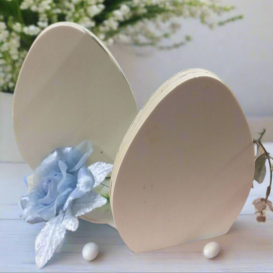 vetrina allestimento uova piatte fette di legno sagome basi supporti sostegni per centrotavola fuoriporta da decorare decoupage pannolenci colorare dipingere per addobbi decorazioni pasquali fai da te con fiori botanica piante artificiali