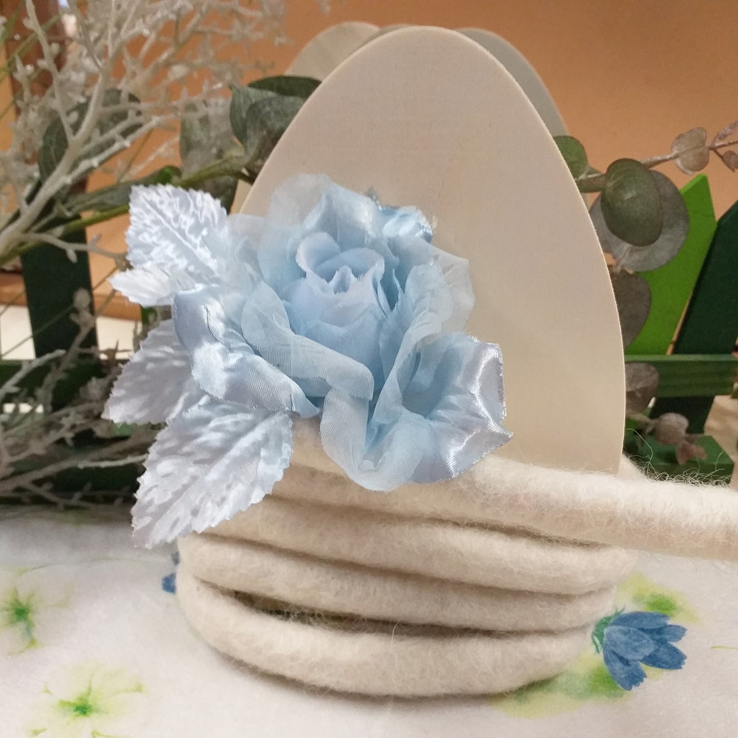 idea fai da te fiore azzurro polvere cordone tubolare imbottito panno lana e uova piatte di legno sagome basi supporti sostegni per centrotavola fuoriporta da decorare decoupage pannolenci colorare dipingere per addobbi decorazioni pasquali fai da te