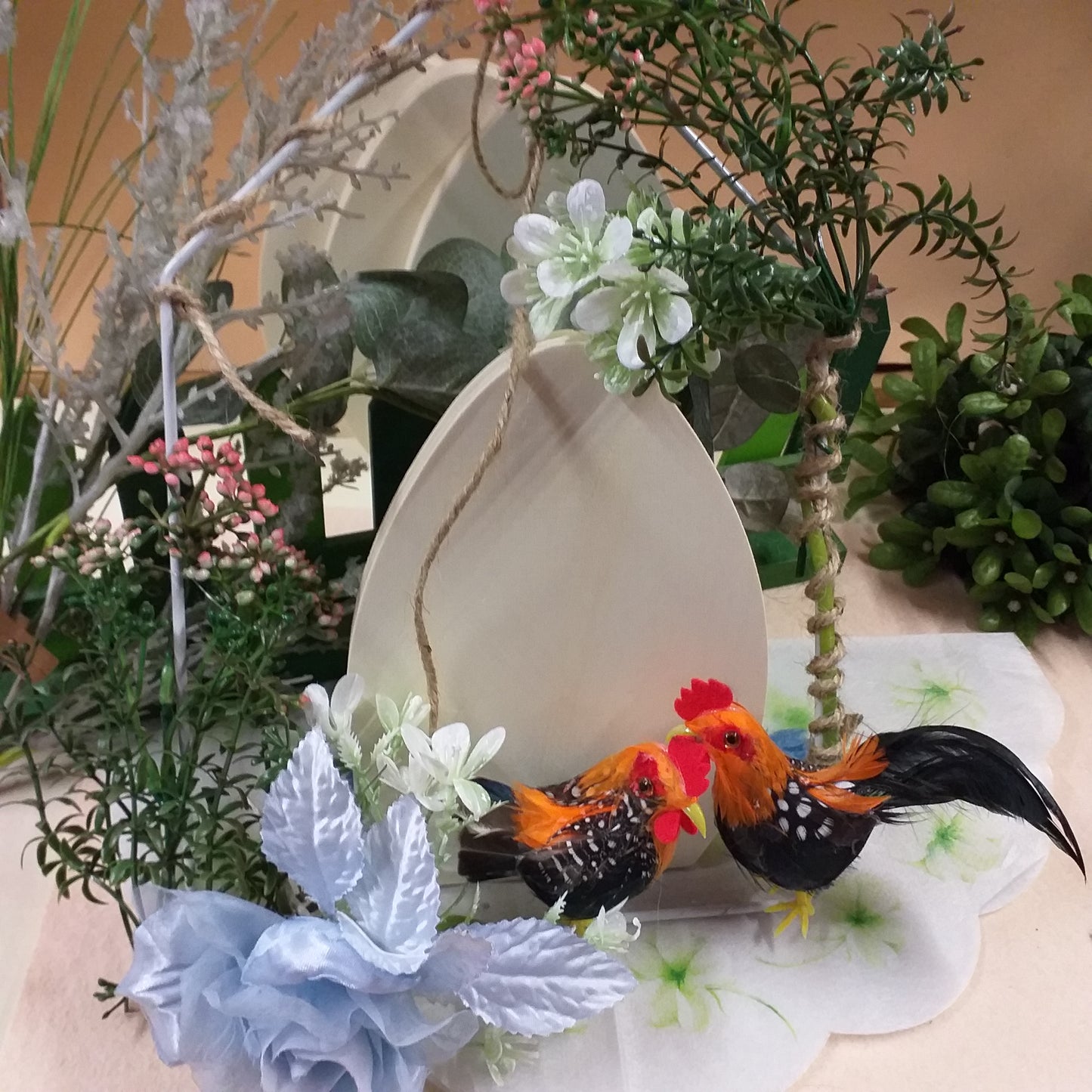 allestimento pasquale botanica fiori e piante finti gallo gallina fiore azzurro e uova piatte di legno sagome basi supporti sostegni per centrotavola fuoriporta da decorare decoupage pannolenci colorare dipingere per addobbi decorazioni fai da te